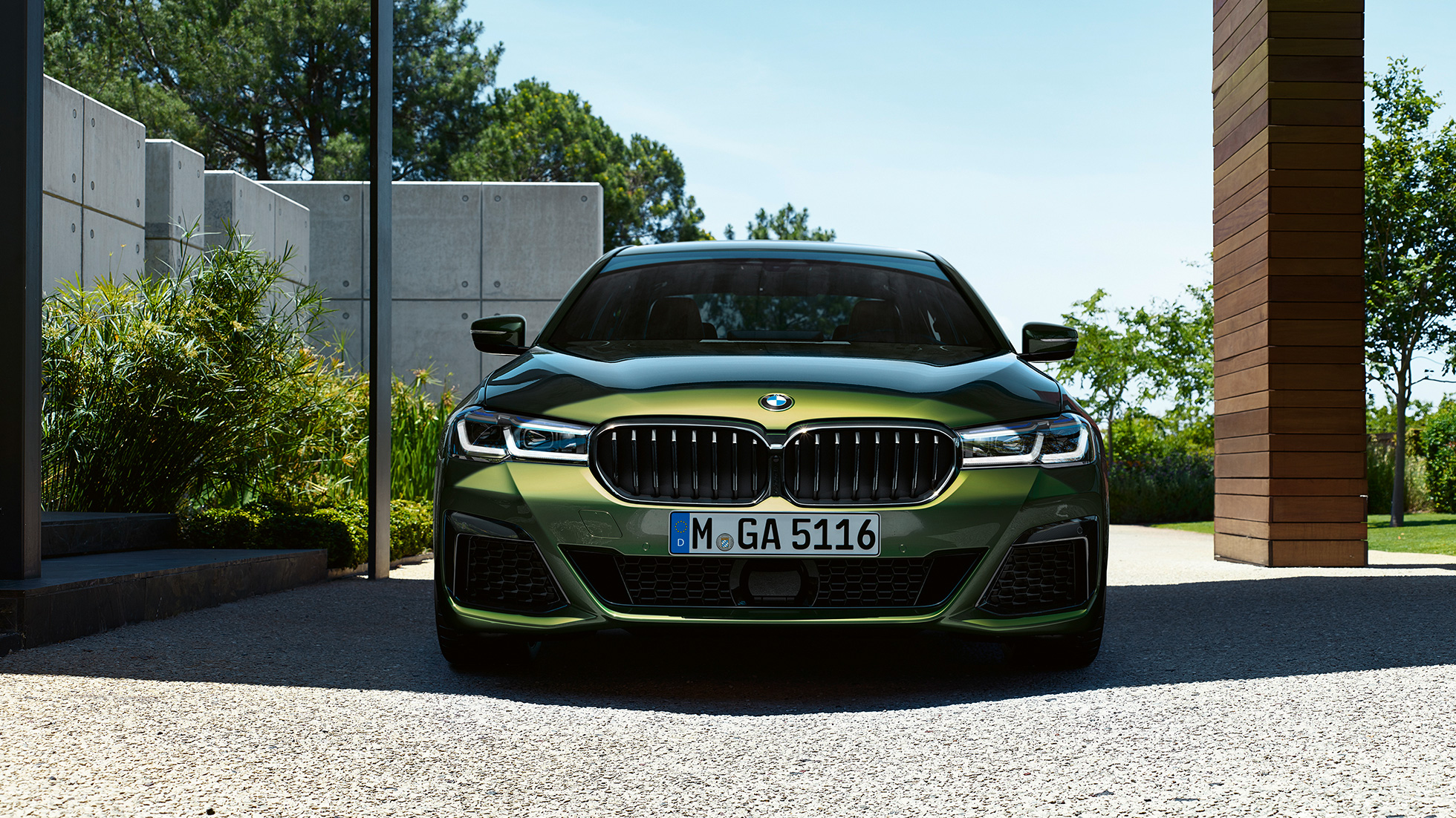 Front med ny njure BMW M550i xDrive Limousine G30 LCI Facelift 2020 Front med ny njure BMW M550i xDrive Sedan G30 LCI Facelift 2020 BMW Individual Verde Ermes metallic sedd framifrån