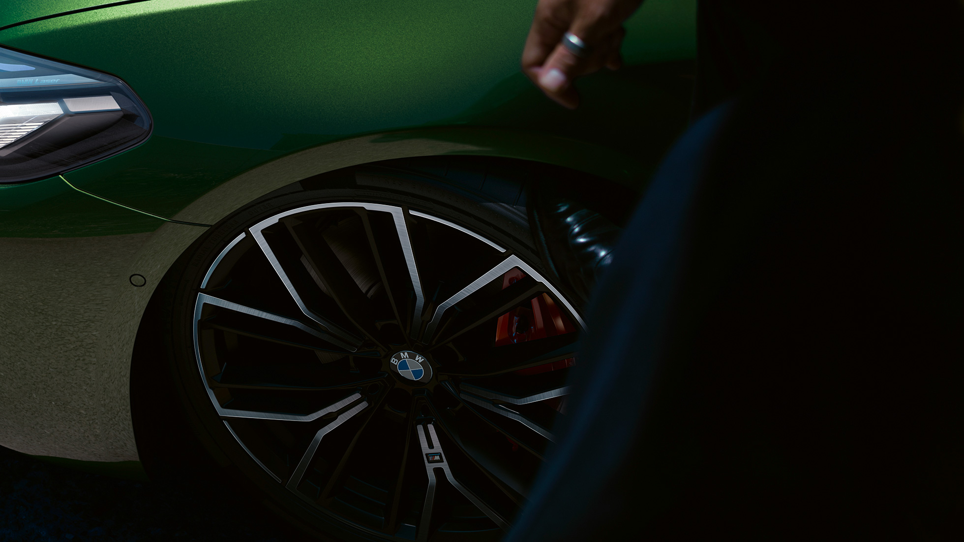 20” M lättmetallfälg med M sportbromsar i rött BMW M550i xDrive Sedan G30 LCI Facelift 2020 20” M lättmetallfälg med M sportbromsar i rött BMW M550i xDrive Sedan G30 LCI Facelift 2020