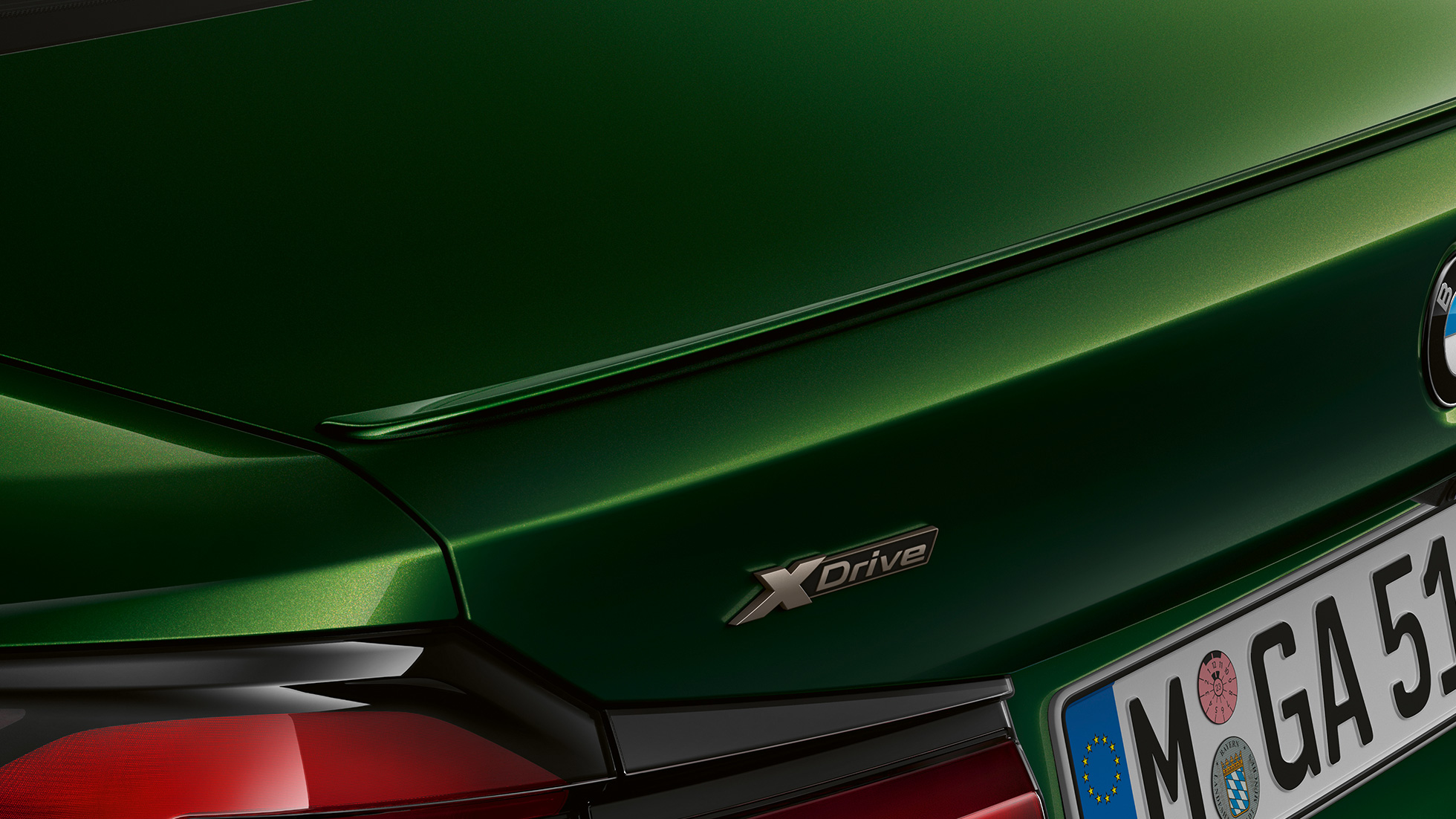 Bakspoiler BMW M550i xDrive Sedan G30 LCI Facelift 2020 närbild på bakpartiet Bakspoiler BMW M550i xDrive Sedan G30 LCI Facelift 2020 BMW Individual Verde Ermes metallic närbild på bakpartiet