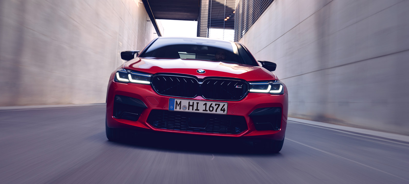 BMW M5 Competition F90 LCI Facelift 2020 sedd framifrån BMW M5 Competition F90 LCI Facelift 2020 BMW Individual Imola Röd sedd snett framifrån