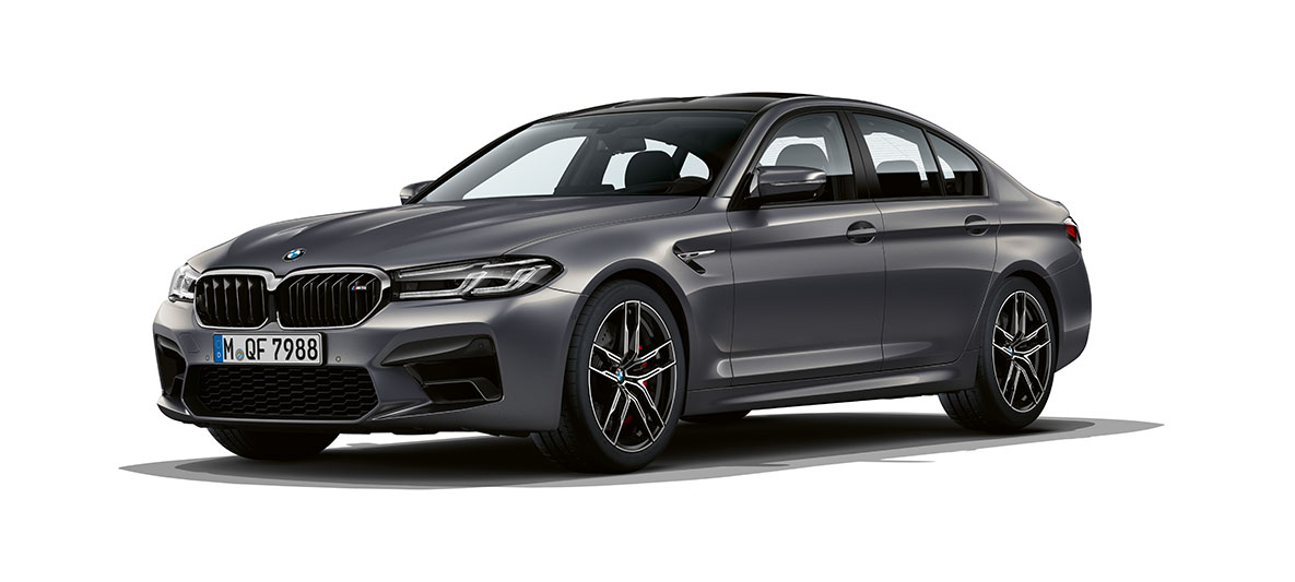 BMW M5 F90 LCI Facelift 2020 sedd snett framifrån BMW M5 F90 LCI Facelift 2020 BMW Individual Brands Hatch Grå metallic sedd snett framifrån
