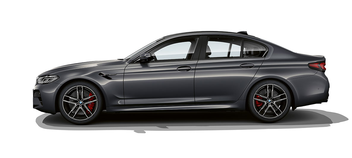 BMW M5 F90 LCI Facelift 2020 sedd från sidan BMW M5 F90 LCI Facelift 2020 BMW Individual Brands Hatch Grå metallic sedd från sidan