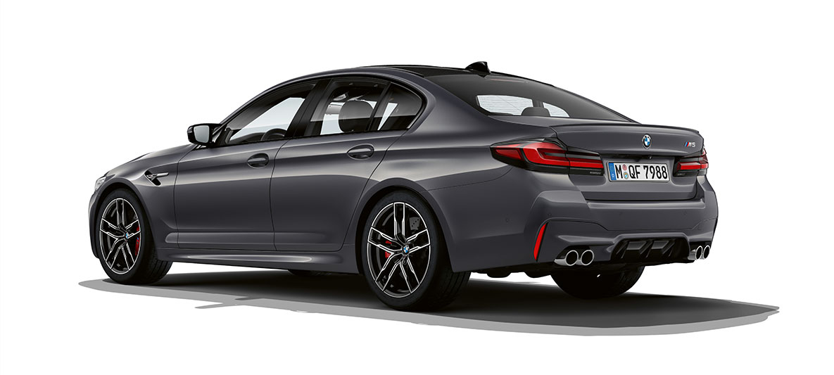 BMW M5 F90 LCI Facelift 2020 sedd snett bakifrån BMW M5 F90 LCI Facelift 2020 BMW Individual Brands Hatch Grå metallic sedd bakifrån