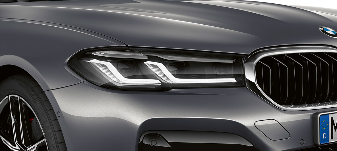 Nydesignade strålkastare BMW M5 F90 LCI Facelift 2020 sedd framifrån Nydesignade strålkastare BMW M5 F90 LCI Facelift 2020 BMW Individual Brands Hatch Grå metallic sedd framifrån