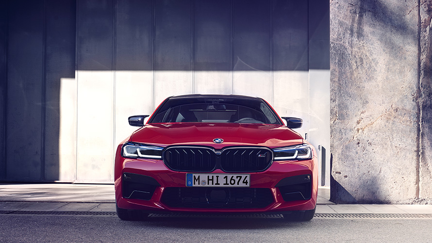 BMW M5 Competition F90 LCI Facelift 2020 BMW Individual Imola röd sedd parkerad framifrån