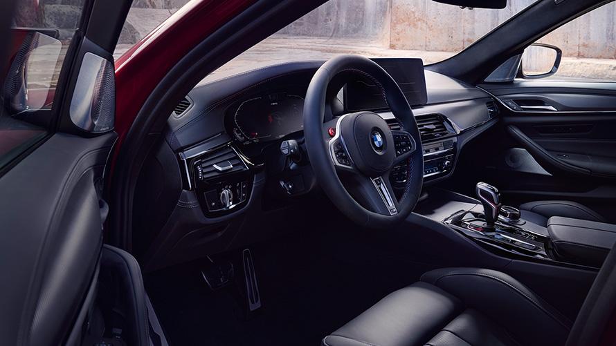 BMW M5 Competition F90 LCI Facelift 2020 förarplats med öppen dörr