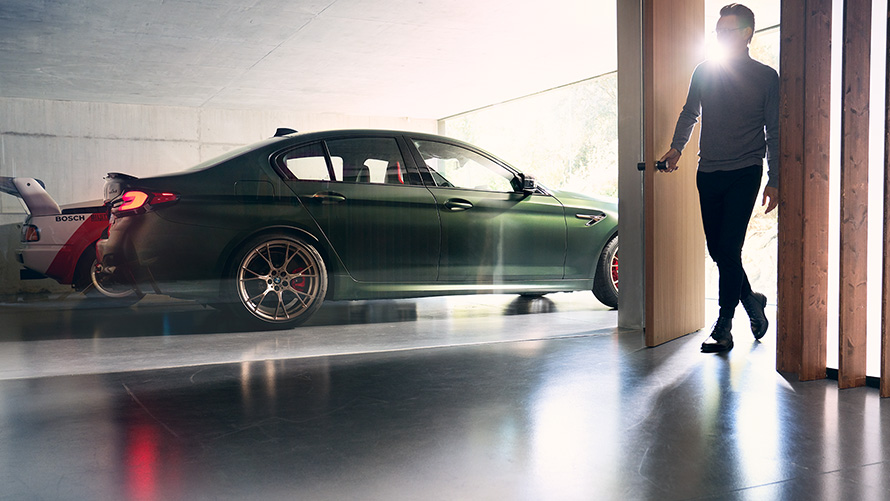 BMW M5 CS F90 2021 Frozen Deep Green metallic från sidan i garaget