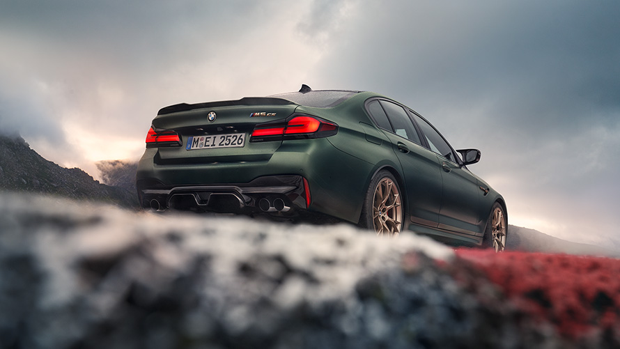 BMW M5 CS F90 2021 Frozen Deep Green metallic bakifrån ur grodperspektiv