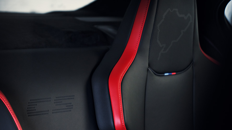 BMW M5 CS F90 2021 kupé skålad stol i M kolfiber med belyst M5 logotyp och Nürburgring-silhuett