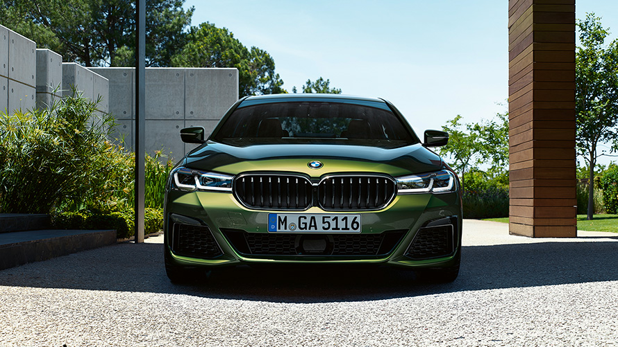 BMW M550i xDrive Sedan G30 LCI Facelift 2020 BMW Individual Verde Ermes metallic framifrån 