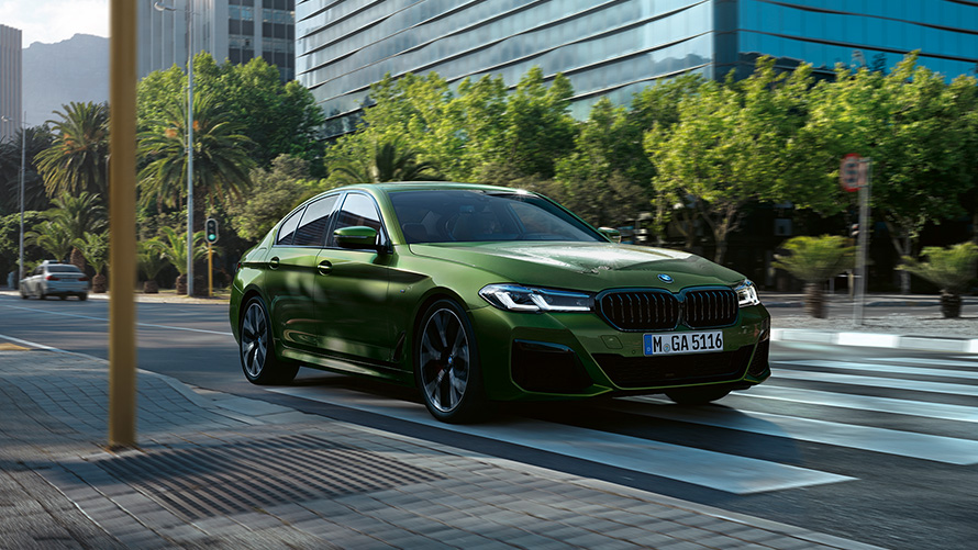BMW M550i xDrive Sedan G30 LCI Facelift 2020 BMW Individual Verde Ermes metallic sedd körandes snett framifrån