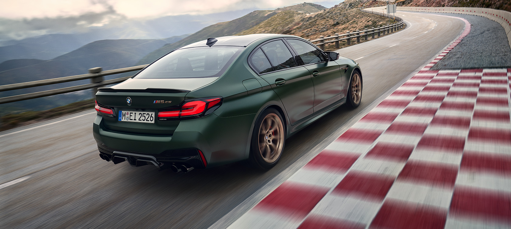 BMW M5 CS F90 2021 Frozen Deep Green metallic sedd bakifrån BMW M5 CS F90 2021 Frozen Deep Green metallic sedd bakifrån