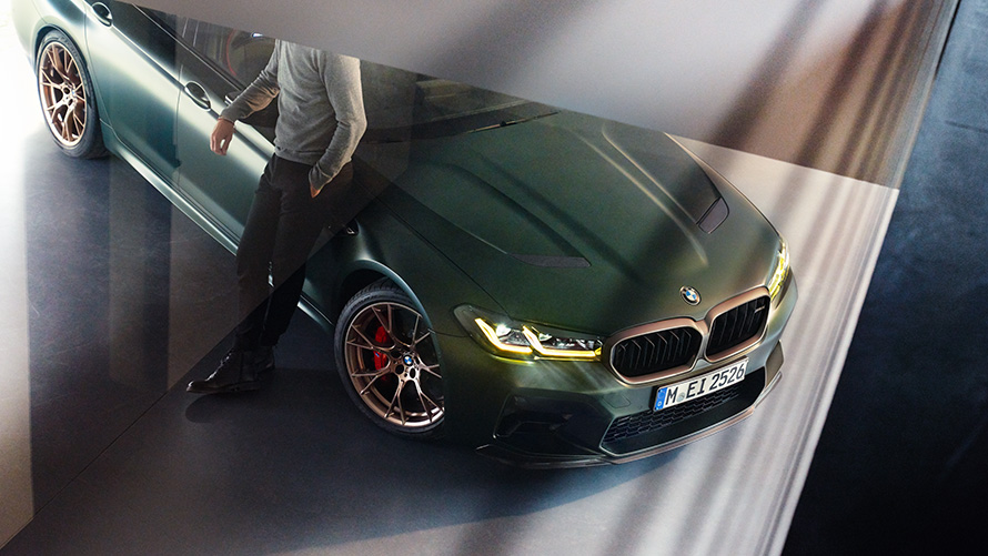 BMW M5 CS F90 2021 Frozen Deep Green metallic fågelperspektiv BMW M5 CS F90 2021 Frozen Deep Green metallic fågelperspektiv