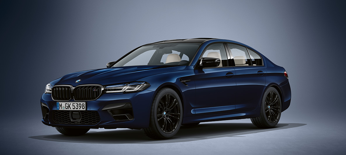 BMW Individual BMW M5 Sedan F90 2020 tanzanitblå metallic BMW Individual BMW M5 Sedan F90 LCI Facelift 2020 Tanzanitblå metallic sedd snett framifrån