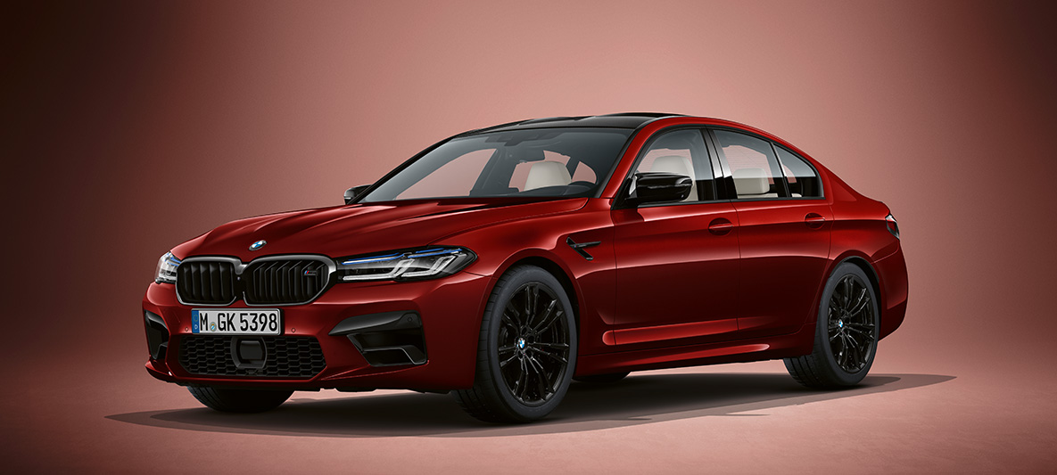 BMW Individual BMW M5 Sedan F90 2020 aventurinröd metallic BMW Individual BMW M5 Sedan F90 LCI Facelift 2020 Aventurinröd metallic sedd snett framifrån