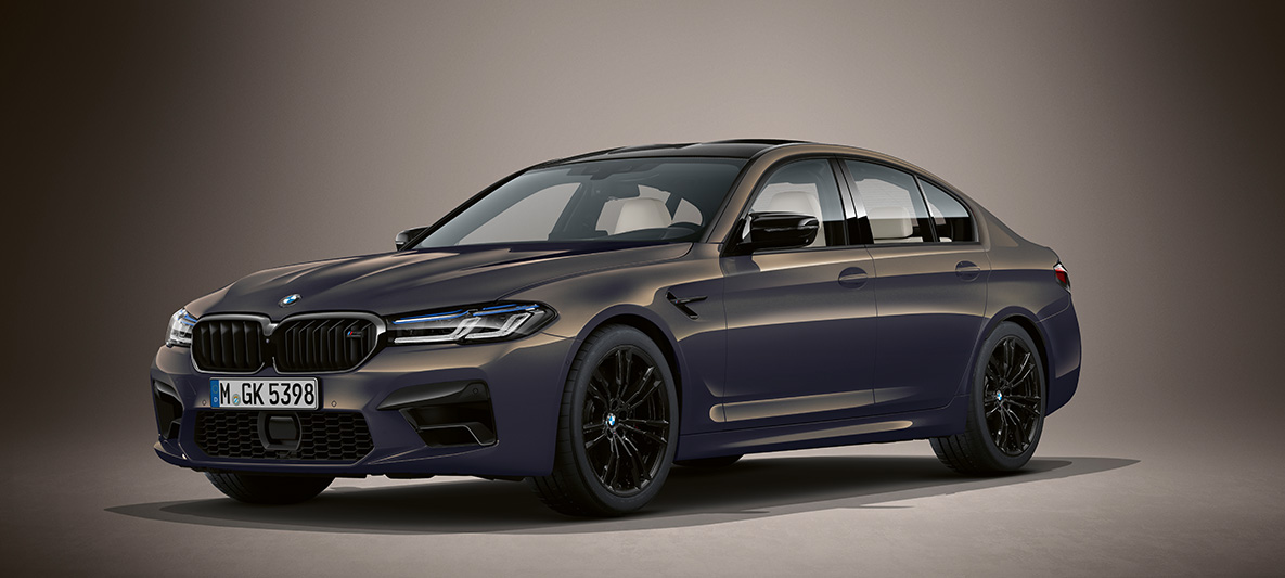 BMW Individual BMW M5 Sedan F90 2020 alvitgrå metallic BMW Individual BMW M5 Sedan F90 LCI Facelift 2020 Alvitgrå metallic sedd snett framifrån