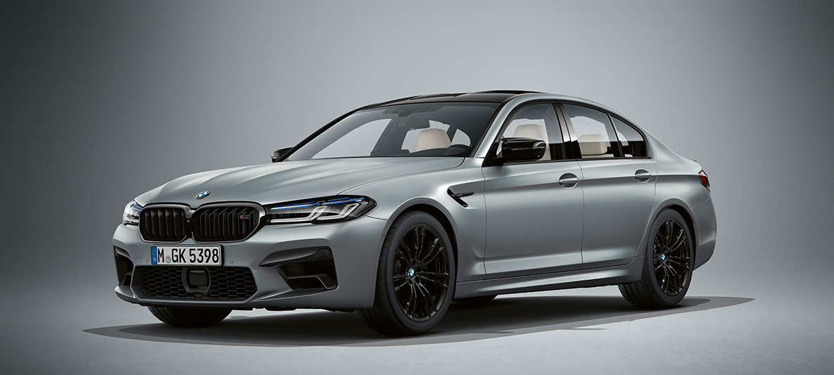 BMW Individual BMW M5 Sedan F90 2020 Frozen Bluestone metallic BMW Individual BMW M5 Sedan F90 LCI Facelift 2020 Bluestone metallic sedd snett framifrån
