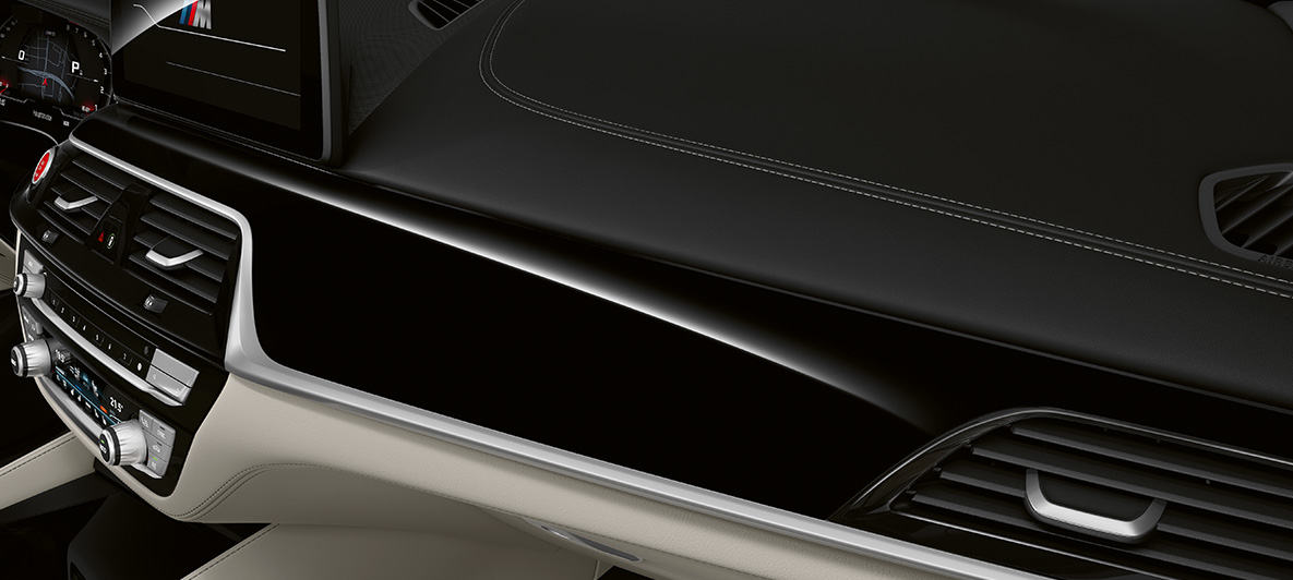 BMW Individual BMW M5 Sedan F90 2020 BMW Individual interiörlister svart pianolack BMW Individual BMW M5 Sedan F90 LCI Facelift 2020 BMW Individual interiörlister Pianolack Svart Interiör