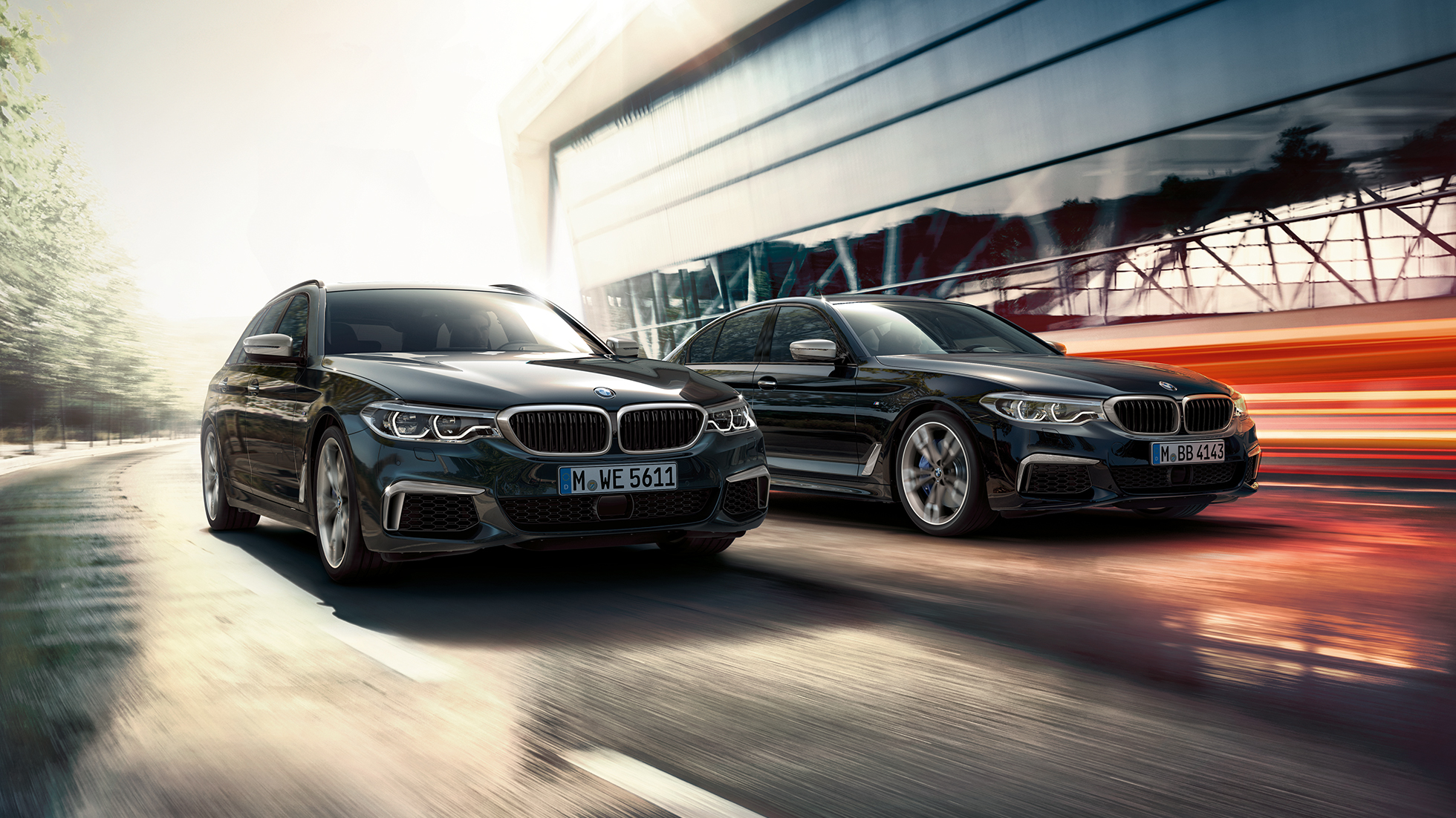 Kördynamik BMW M550d xDrive Touring Kördynamik BMW M550d xDrive Touring G31 Azuritsvart metallic trefjärdedelsvy framifrån BMW M550d Touring Höjdpunkter