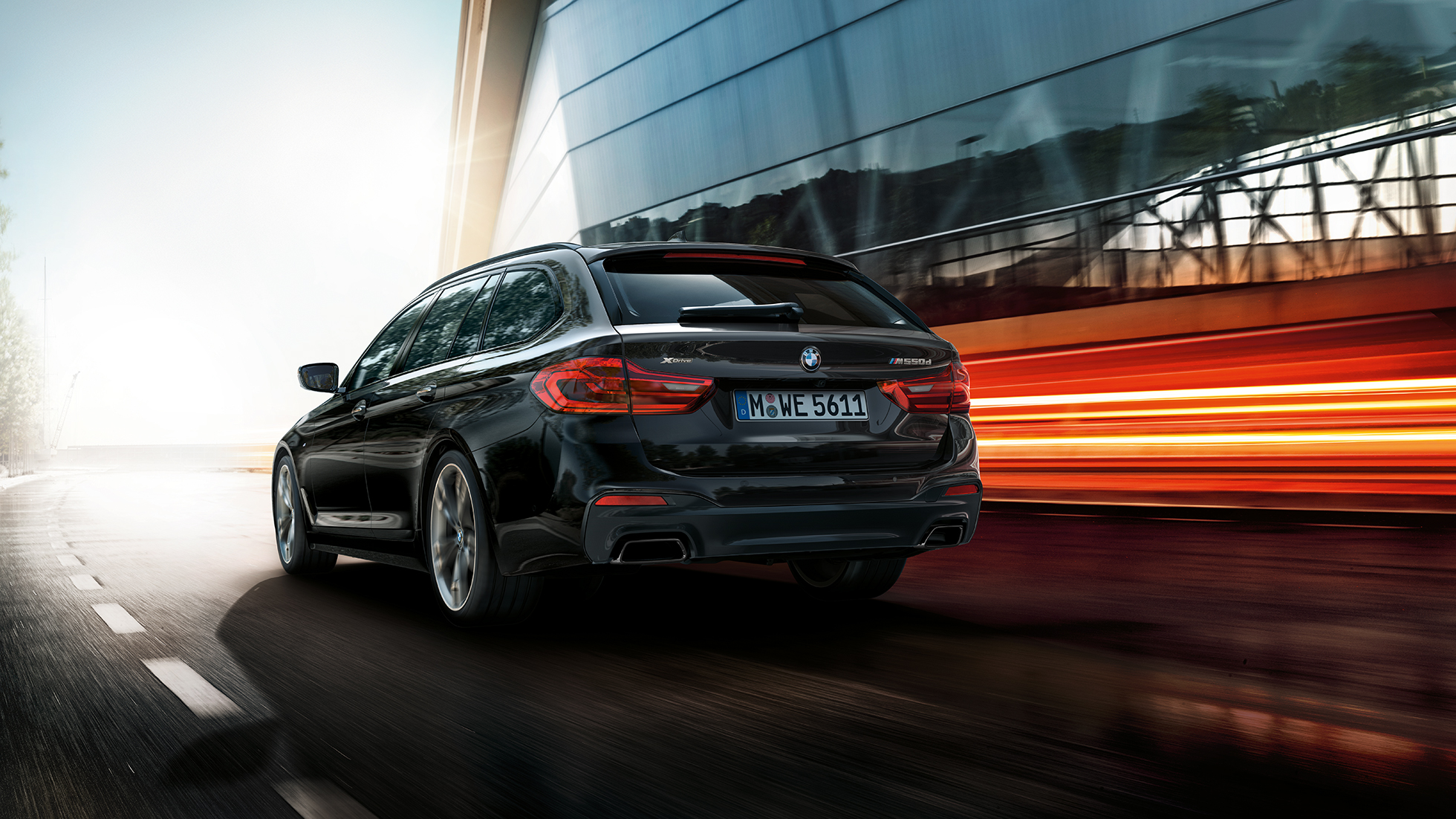 Exteriördesign BMW M550d xDrive Touring Exteriördesign BMW M550d xDrive Touring G31 Azuritsvart metallic trefjärdedelsvy bakifrån BMW M550d Touring Höjdpunkter