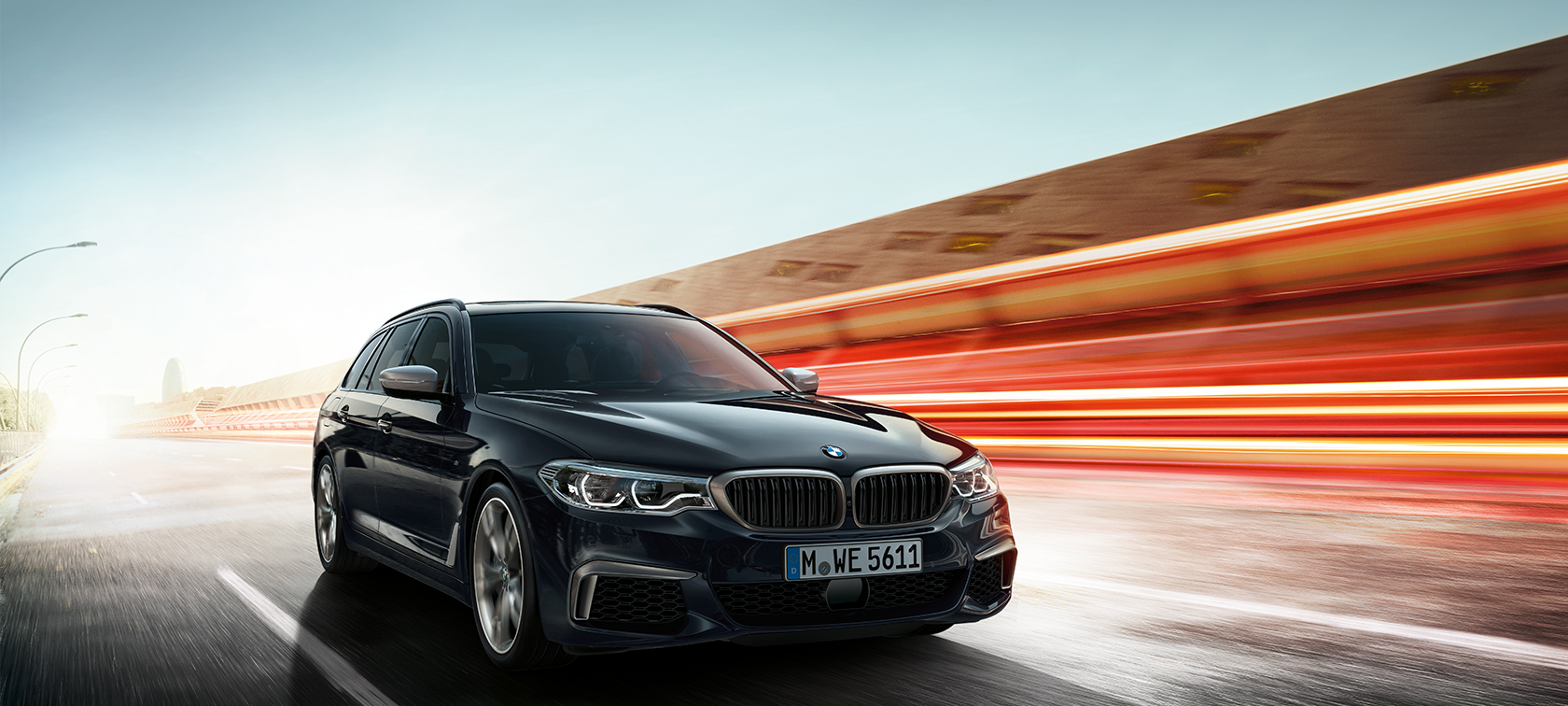 BMW M550d xDrive Touring ny G31 Azuritsvart metallic trefjärdedelsvy framifrån