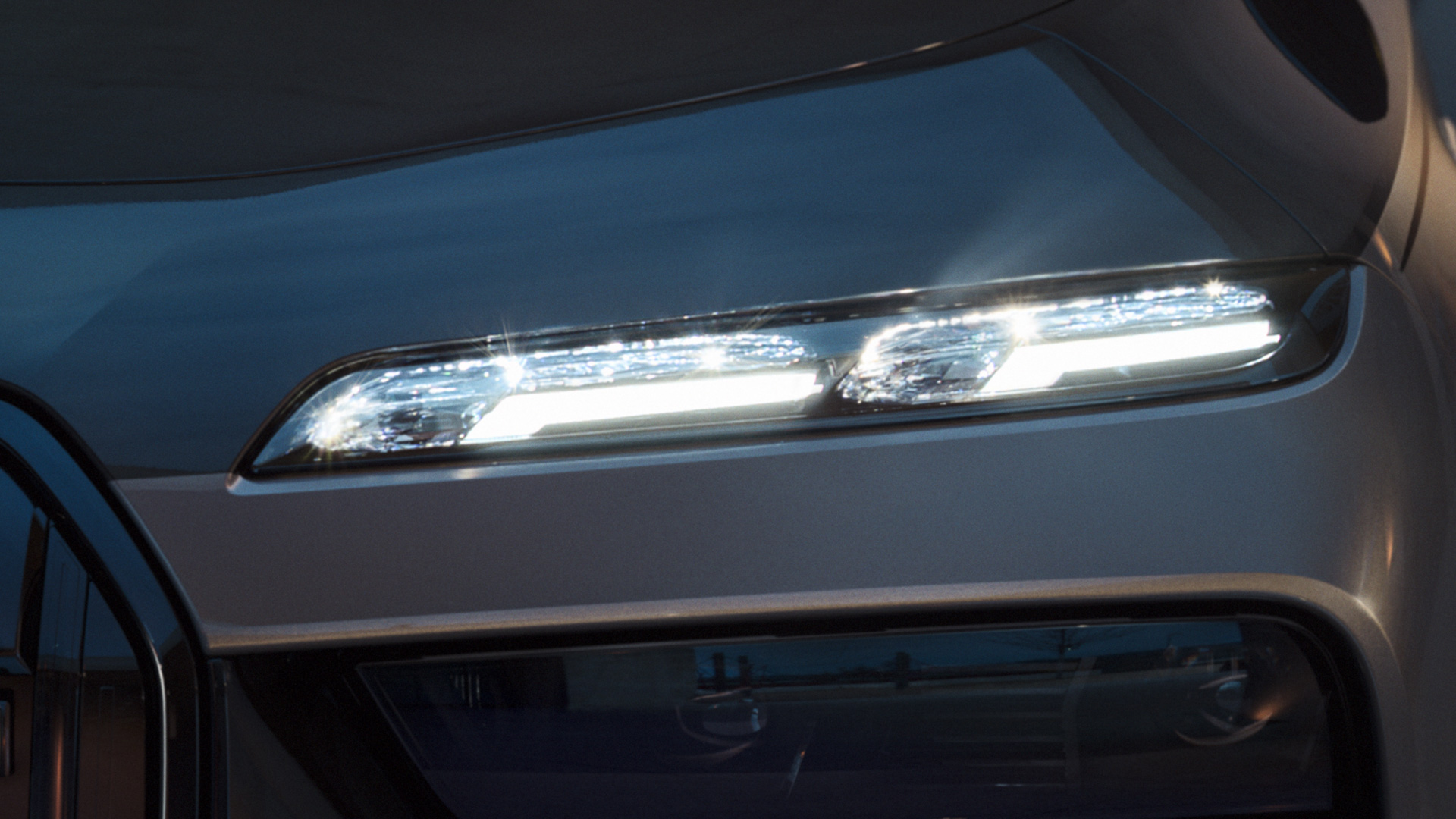 BMW kristallstrålkastare Iconic Glow BMW M760e xDrive Sedan G70 BMW kristallstrålkastare Iconic Glow BMW M760e xDrive Sedan G70 BMW Individual tvåtonslack Safirsvart metallic BMW Individual Dravitgrå metallic närbild med tänt ljus