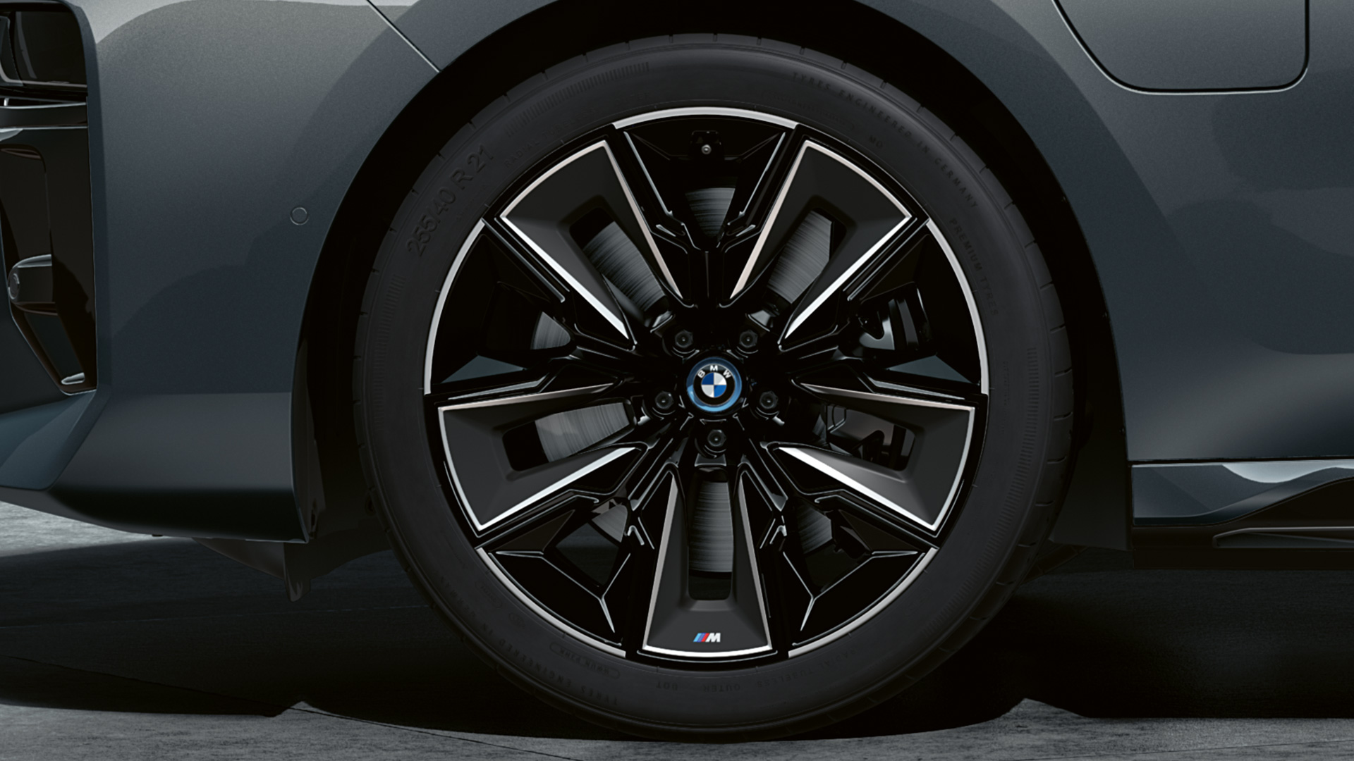 21" M aerodynamikfälgar 909 M Multicolor BMW M760e xDrive Sedan G70 21" M Aerodynamikfälgar 909 M Multicolor BMW M760e xDrive Sedan G70 M Performance-paket BMW Individual tvåtonslack Safirsvart metallic BMW Individual Dravitgrå metallic