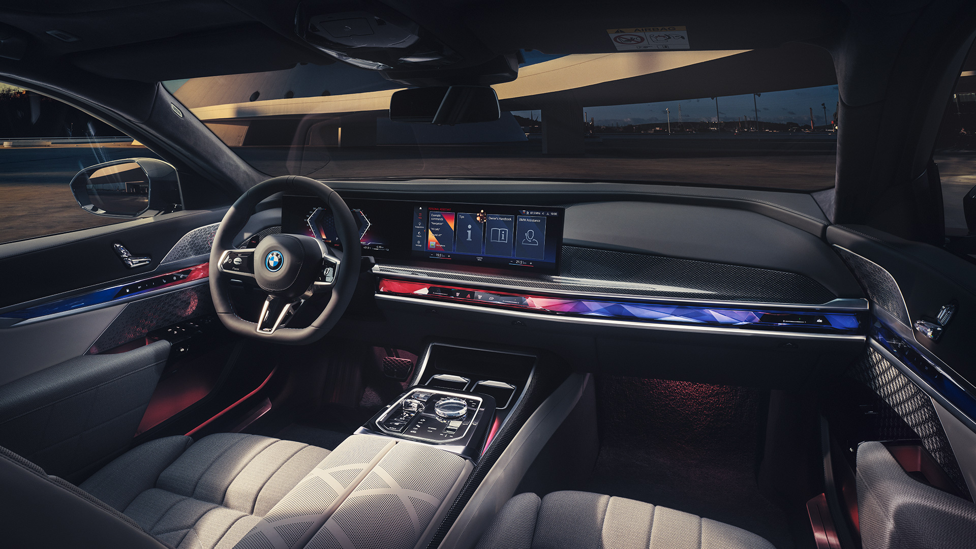 Invändig utrustning förarplats BMW M760e xDrive Sedan G70 Invändig utrustning förarplats BMW M760e xDrive Sedan G70 vy från passageraren