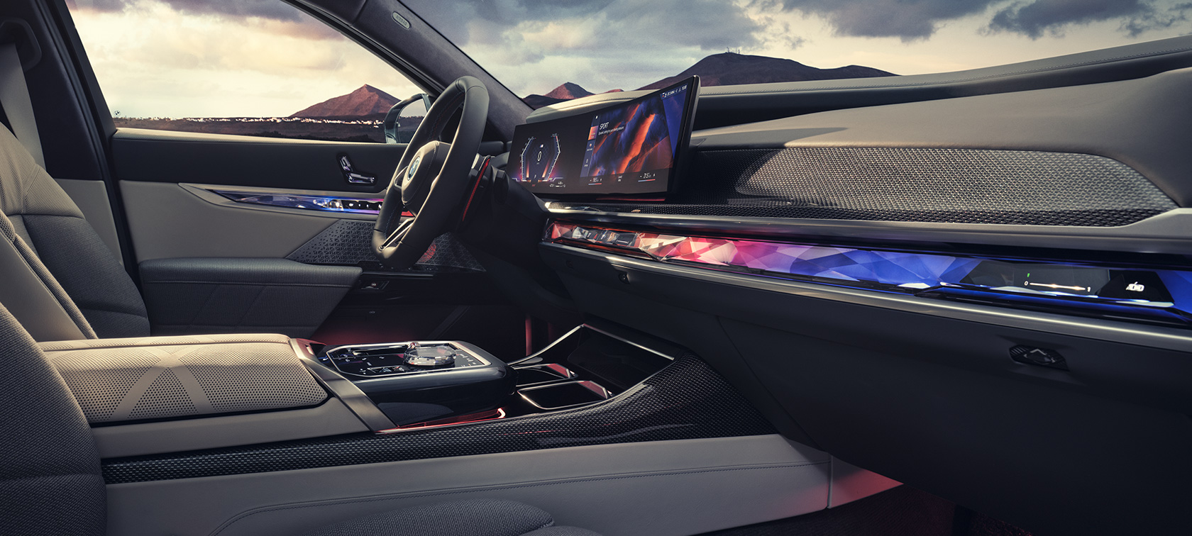 Invändig utrustning BMW M760e xDrive Sedan G70 Invändig utrustning BMW M760e xDrive Sedan G70 sidvy från passageraren