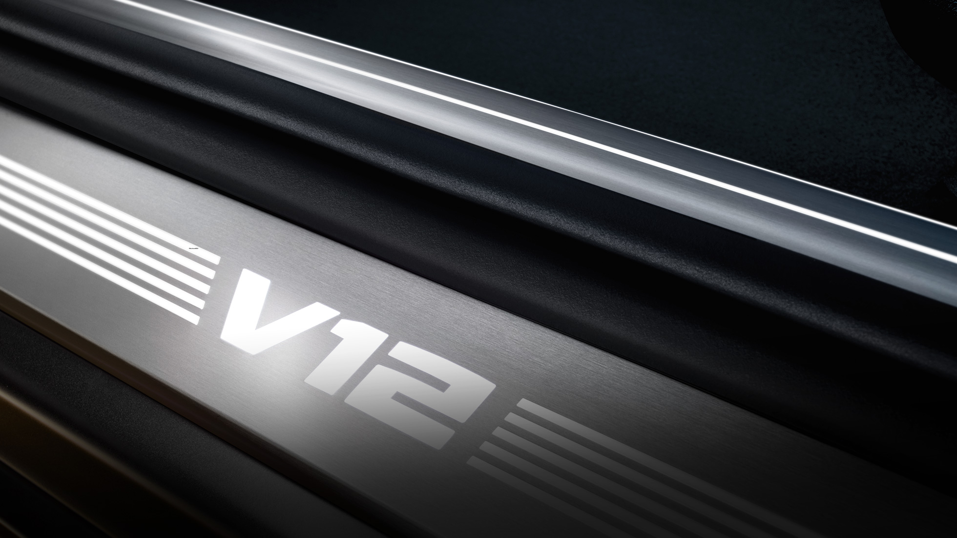 BMW instegslist med V12-emblem BMW M760Li xDrive sedan, BMW M760Li interiör