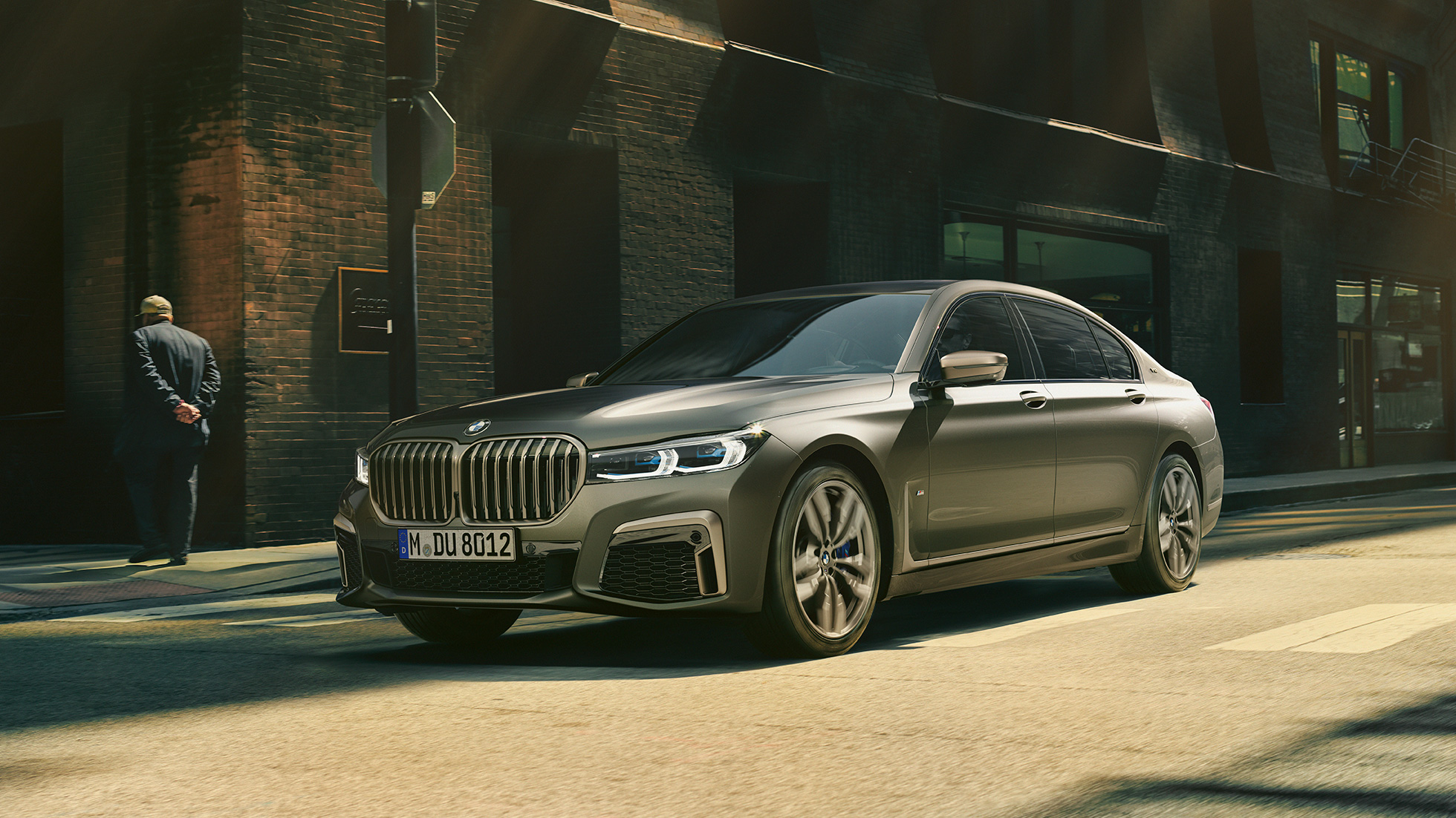 BMW M760Li xDrive Sedan i stadsmiljö BMW M760Li xDrive Sedan, sedd snett framifrån från sidan kört på en gata i stadsmiljö