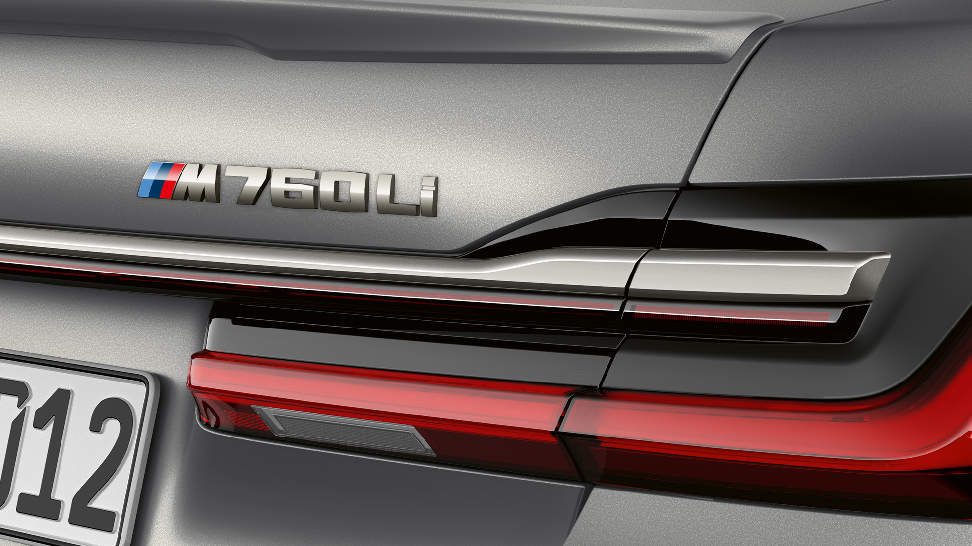 BMW M760Li xDrive sedan, närbild på BMW M760Li emblem BMW M760Li xDrive sedan, närbild på BMW M760Li-emblemet bak