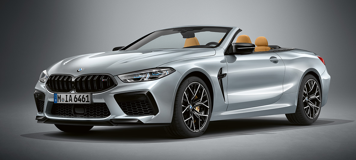 BMW Individual M8 Cabriolet i BMW Individual Pure metal Silvermetallic. BMW Individual M8 Cabriolet i BMW Individual Pure metal Silvermetallic, trefjärdedelsvy framifrån.