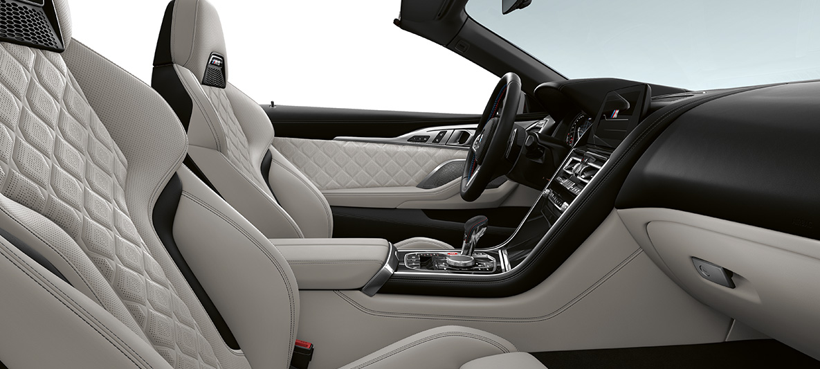 Helläder Merino | Silverstone och BMW Individual Interiörlister Pianolack Svart. BMW M8 Competition Cabriolet, Interiör i helläder Merino | Silverstone och BMW Individual Interiörlister Pianolack Svart.