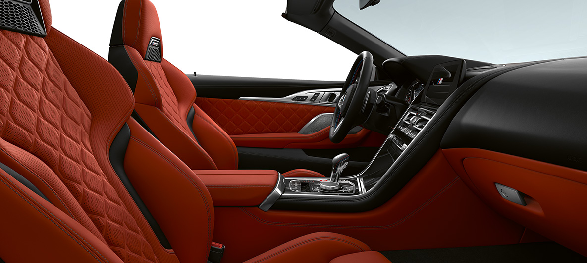 Helläder Merino | Sakhir Orange och BMW Individual Interiörlister Pianolack Svart. BMW M8 Competition Cabriolet, Interiör i helläder Merino | Sakhir Orange och BMW Individual Interiörlister Pianolack Svart.