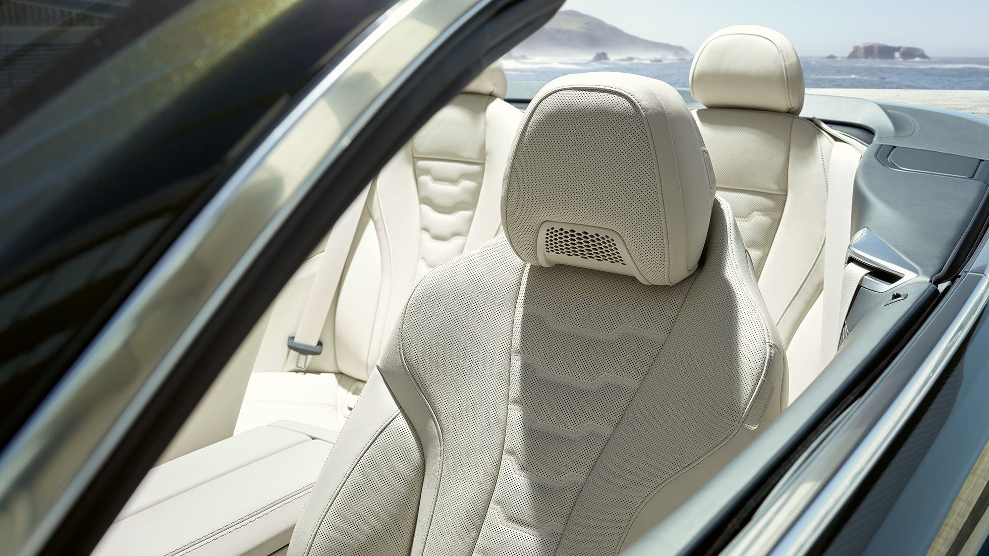BMW M850i xDrive Cabriolet, multifunktionsstolar för föraren och framsätespassageraren. BMW M850i xDrive Cabriolet i Dravitgrå metallic med öppnad sufflett, interiör med multifunktionsstolar i BMW Individual läderutrustning Merino Elfenbensvit.
