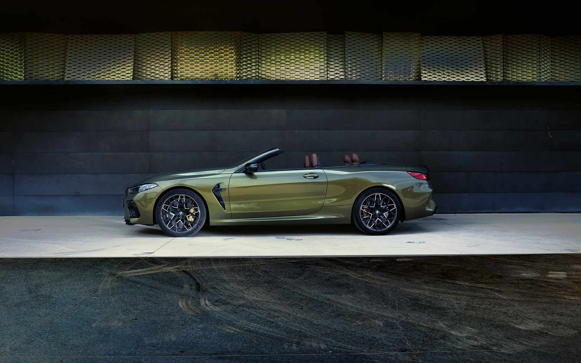 side view on stage BMW M8 Competition Convertible F91 LCI Facelift 2022 BMW M8 Competition Cabriolet F91 LCI Facelift 2022 BMW Individual Brass metallic sidvy på scen
