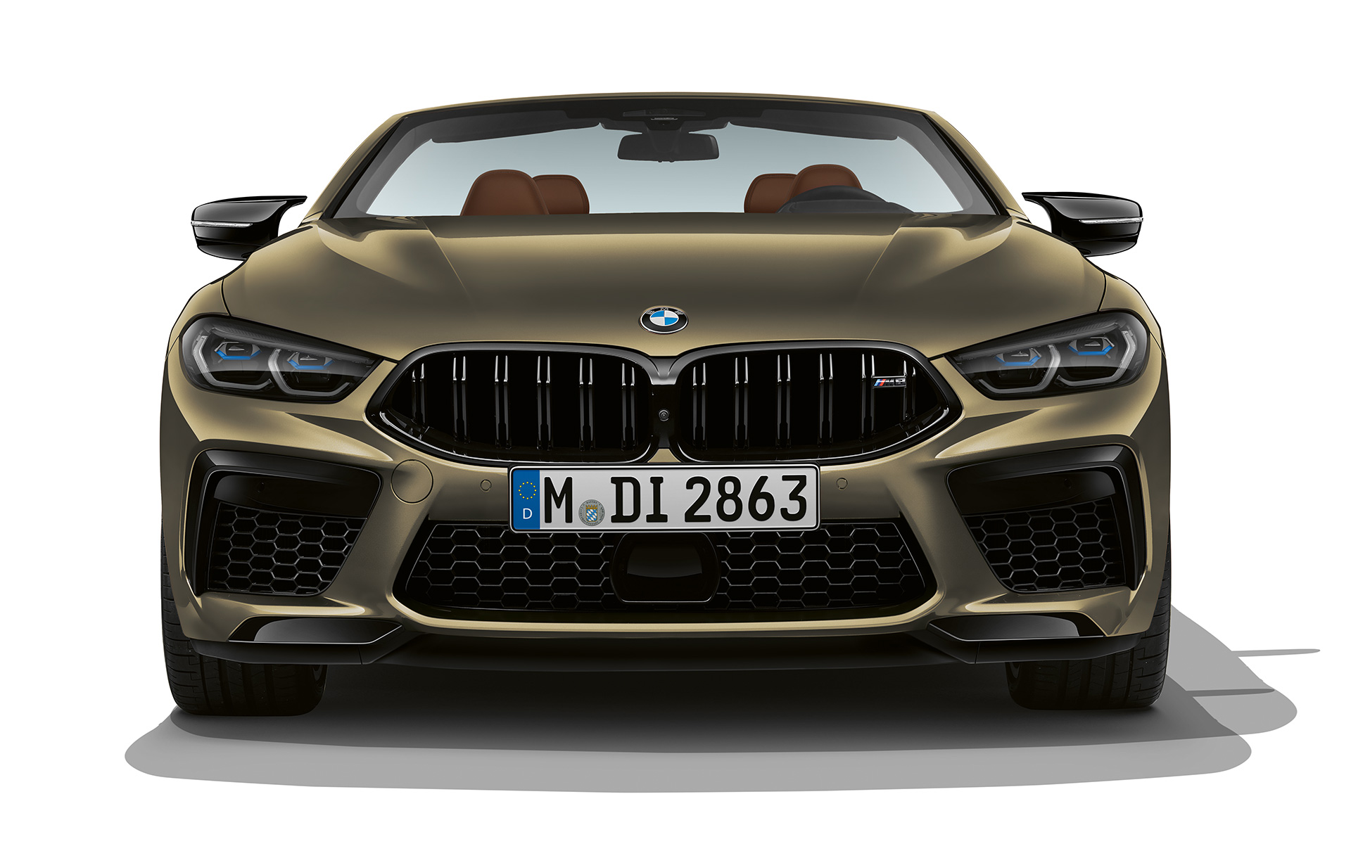 Framifrån BMW M8 Competition Cabriolet F91 LCI Facelift 2022 BMW M8 Competition Cabriolet F91 LCI Facelift 2022 BMW Individual Brass metallic framifrån