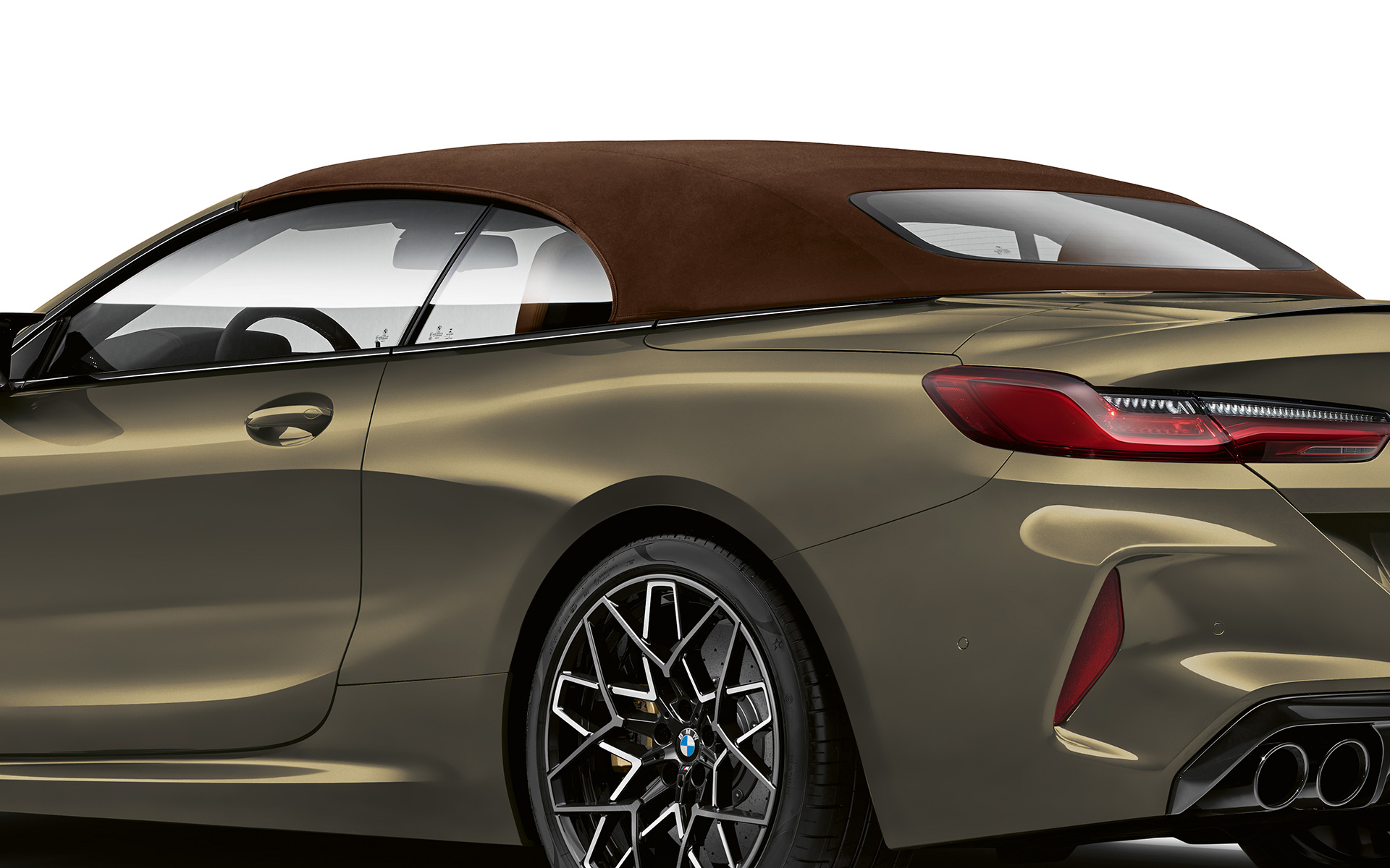 Snett bakifrån BMW M8 Competition Cabriolet F91 LCI Facelift 2022 BMW M8 Competition Cabriolet F91 LCI Facelift 2022 BMW Individual Brass metallic sedd snett bakifrån
