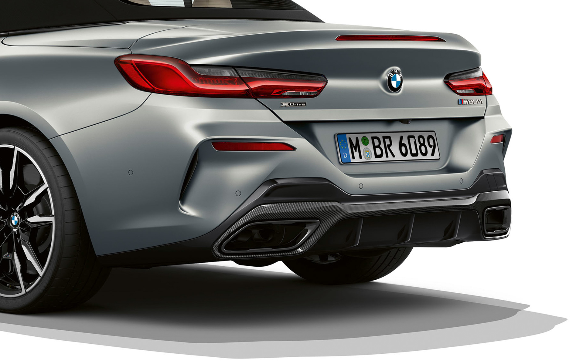 Snett bakifrån bakkjol BMW M850i xDrive Cabriolet G14 LCI Facelift 2022 BMW M850i xDrive Cabriolet G14 LCI Facelift 2022 BMW Individual Frozen Pure Grey metallic sedd snett bakifrån bakkjol närbild