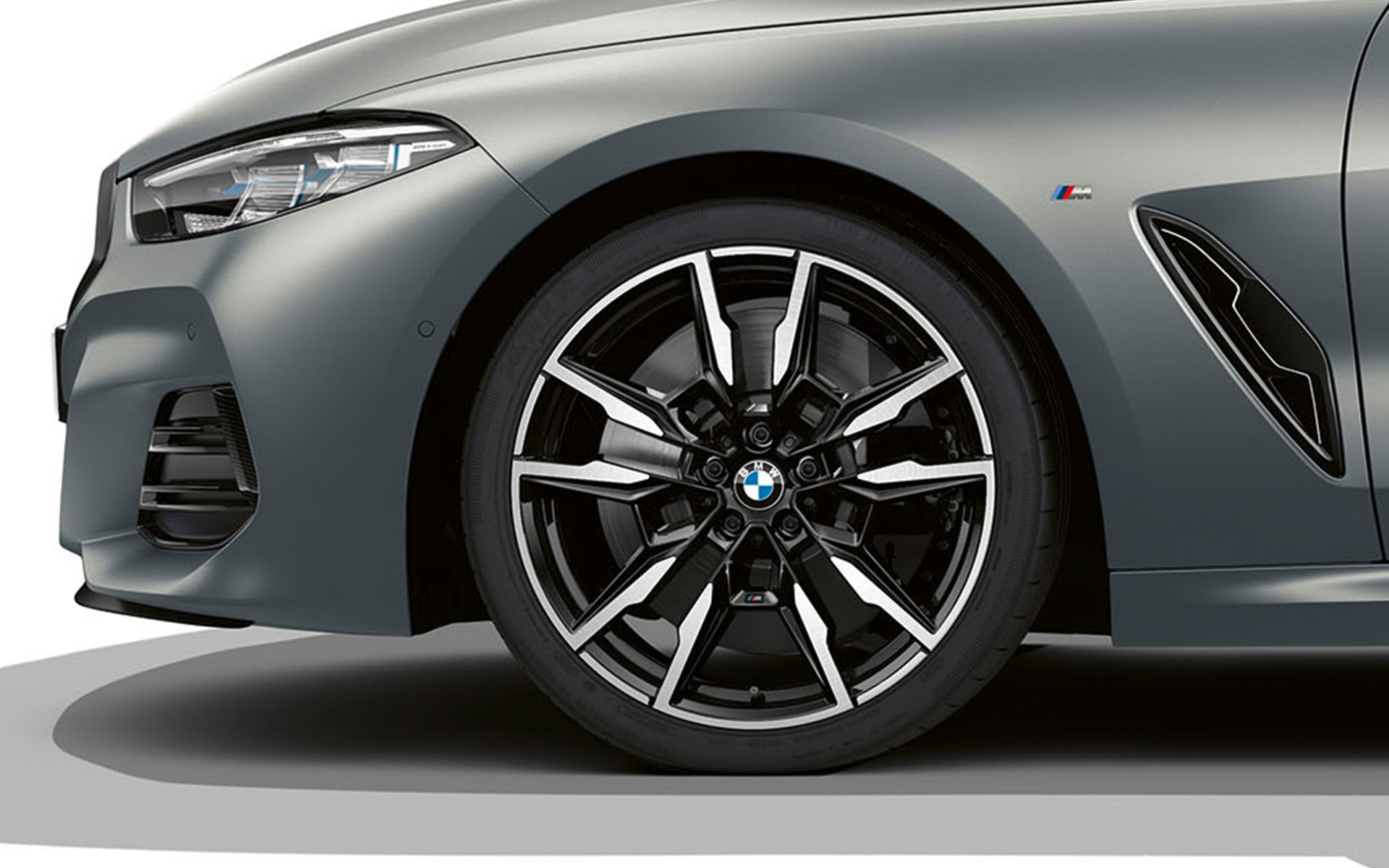 20″ M lättmetallfälgar dubbeleker 894 M BMW M850i xDrive Cabriolet G14 LCI Facelift 2022 BMW M850i xDrive Cabriolet G14 LCI Facelift 2022 BMW Individual Frozen Pure Grey metallic 20″ M lättmetallfälgar dubbeleker 894 M närbild