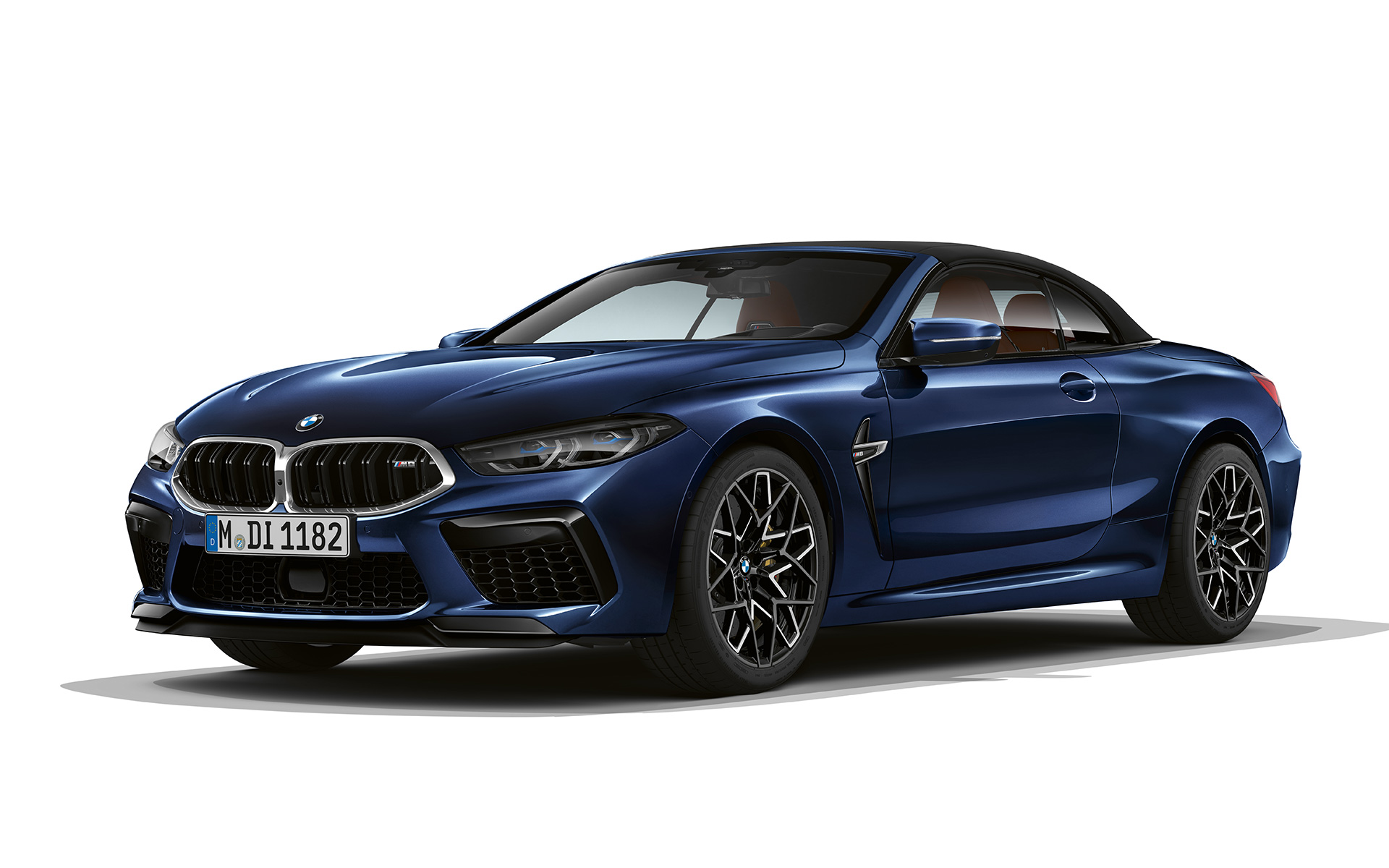 Snett framifrån BMW M8 Cabriolet F91 LCI Facelift 2022 BMW M8 Cabriolet F91 LCI Facelift 2022 BMW Individual Tansanitblå metallic sedd snett framifrån