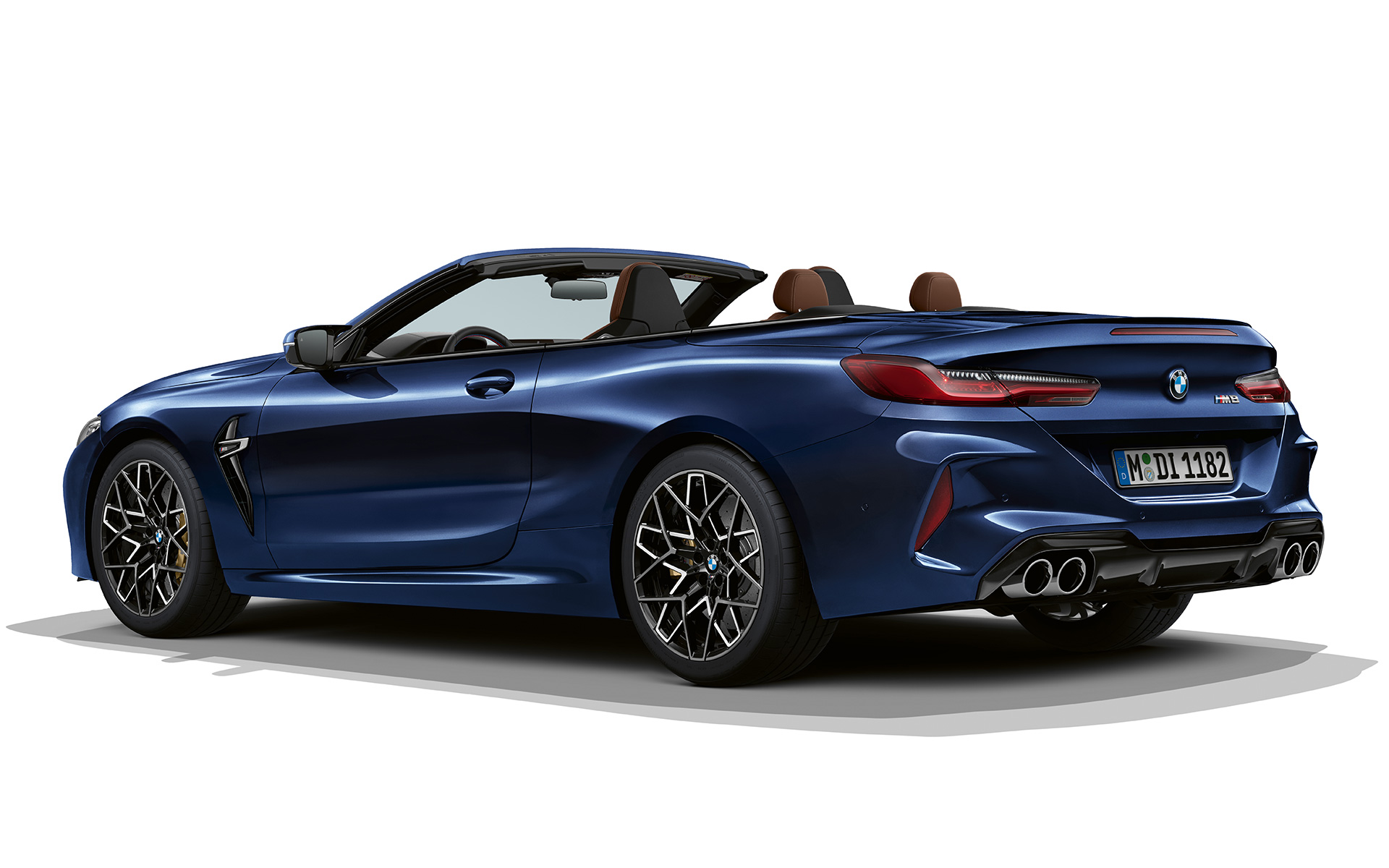 Snett bakifrån BMW M8 Cabriolet F91 LCI Facelift 2022 BMW M8 Cabriolet F91 LCI Facelift 2022 BMW Individual Tansanitblå metallic sedd snett bakifrån