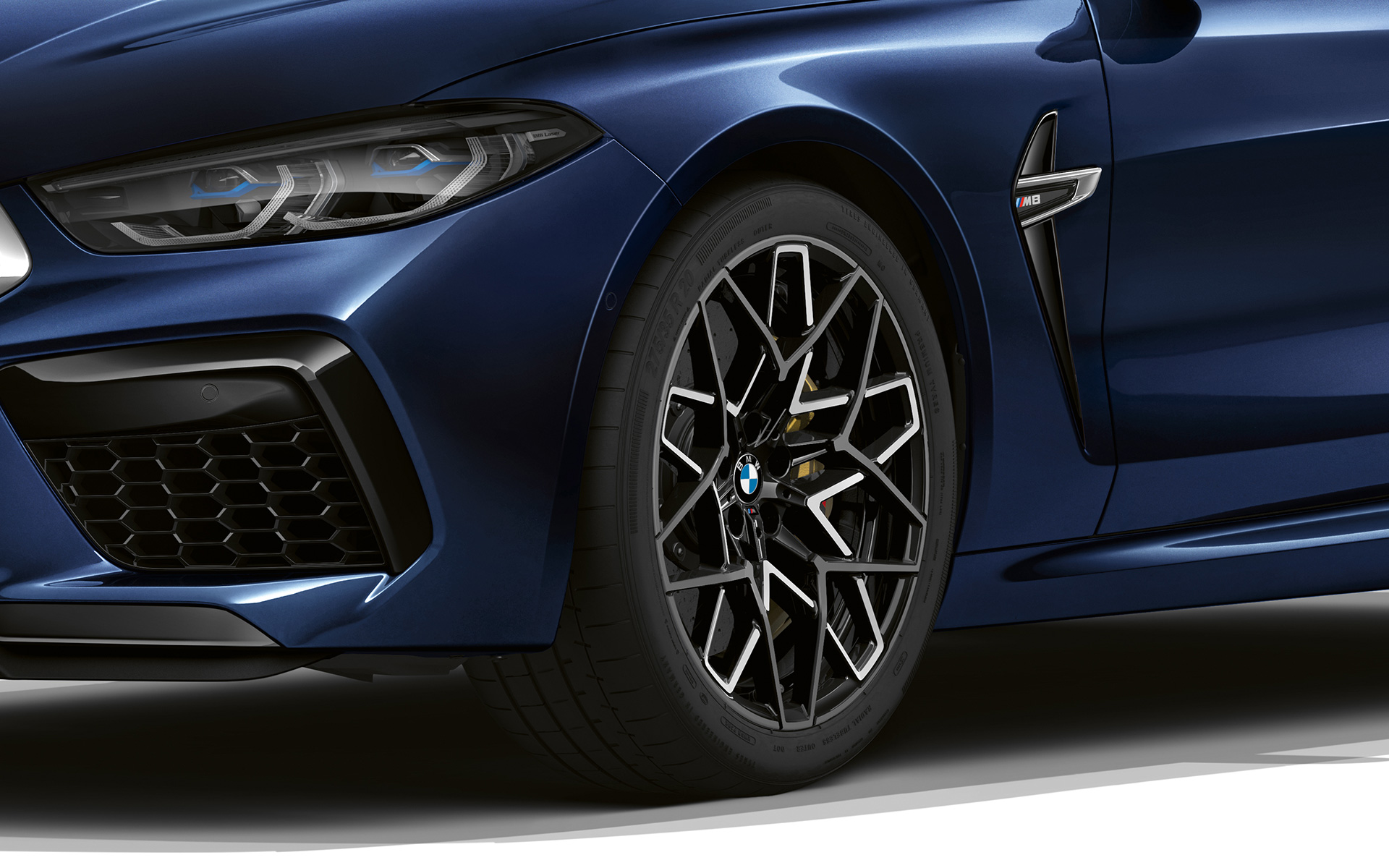 20″ M lättmetallfälgar stjärneker 813 M Bicolor BMW M8 Cabriolet F91 LCI Facelift 2022 BMW M8 Cabriolet F91 LCI Facelift 2022 BMW Individual Tansanitblå metallic 20″ M lättmetallfälgar stjärneker 813 M Bicolor närbild