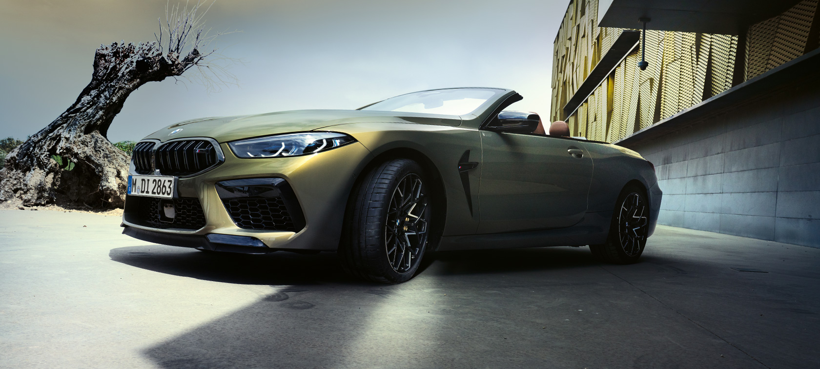Snett framifrån BMW M8 Competition Cabriolet F91 LCI 2022 BMW M8 Competition Cabriolet F91 LCI Facelift 2022 BMW Individual Brass metallic sedd snett framifrån grodperspektiv