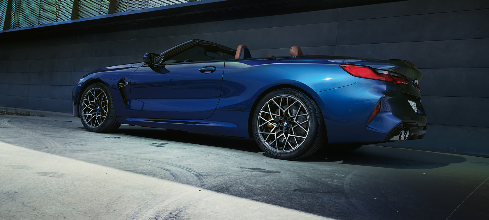 Snett bakifrån BMW M8 Cabriolet F91 LCI Facelift 2022 sedd snett bakifrån BMW M8 Cabriolet F91 LCI Facelift 2022 BMW Individual Tansanitblå metallic sedd snett bakifrån