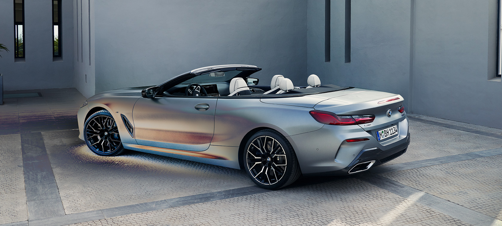 Snett bakifrån BMW M850i xDrive Cabriolet G14 LCI Facelift 2022 BMW M850i xDrive Cabriolet G14 LCI Facelift 2022 BMW Individual Frozen Pure Grey metallic sedd snett bakifrån parkerad