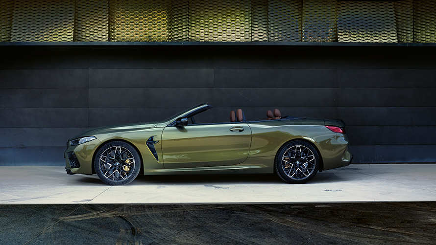 Tekniska data BMW M8 Competition Cabriolet F91 LCI Facelift 2022 BMW M8 Competition Cabriolet F91 LCI Facelift 2022 BMW Individual Brass metallic sidvy på scen tekniska data