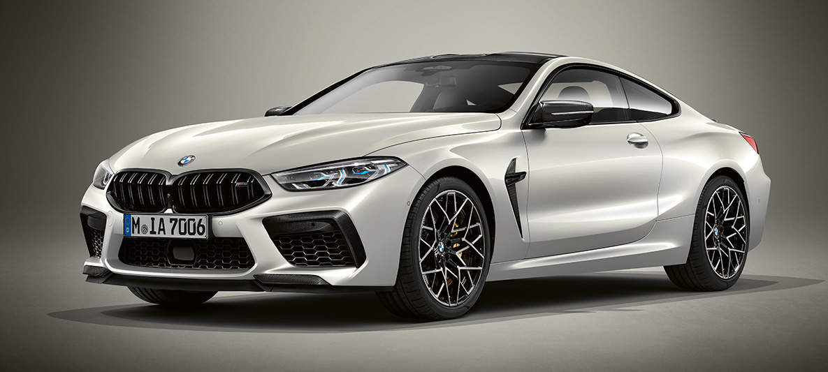 BMW Individual M8 Coupé i BMW Individual Briljantvit metallic. BMW Individual M8 Coupé i BMW Individual Briljantvit metallic, trefjärdedelsvy framifrån.