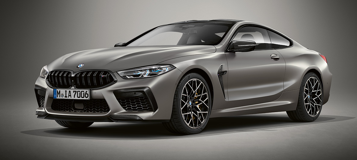 BMW Individual M8 Coupé i BMW Individual Frozen Dark Silvermetallic. BMW Individual M8 Coupé i BMW Individual Frozen Dark Silvermetallic, trefjärdedelsvy framifrån.